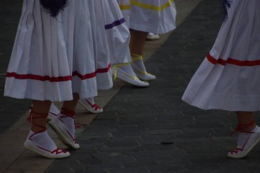 Sokakta Bask halk dansçısı