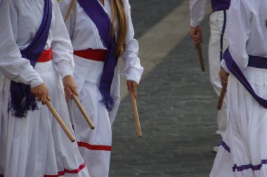 Sokakta Bask halk dansçısı