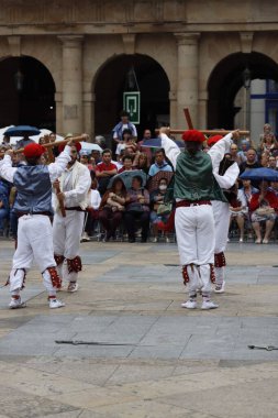 Açık hava festivalinde Bask halk dansı sergisi