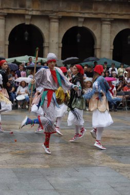 Açık hava festivalinde Bask halk dansı sergisi