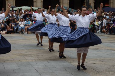 Açık hava festivalinde Bask halk dansı sergisi