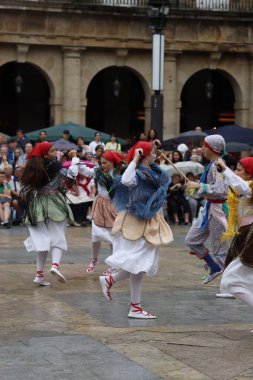 Açık hava festivalinde Bask halk dansı sergisi