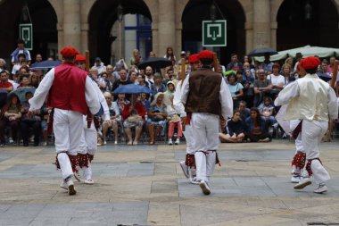 Açık hava festivalinde Bask halk dansı sergisi