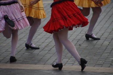 Slovak halk dansçıları bir sokak festivalinde