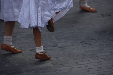 Slovak halk dansçıları bir sokak festivalinde