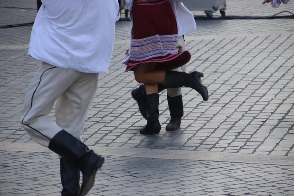 ストリートフェスティバルでスロバキアの民俗舞踊家 — ストック写真