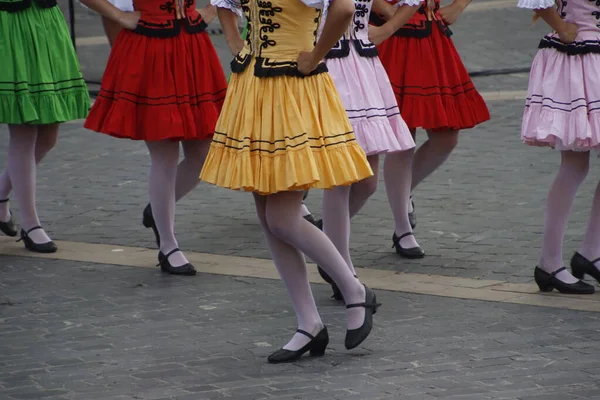 街头音乐节上的斯洛伐克民间舞蹈者 — 图库照片