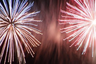 Yaz gecesinde havai fişek gösterisi