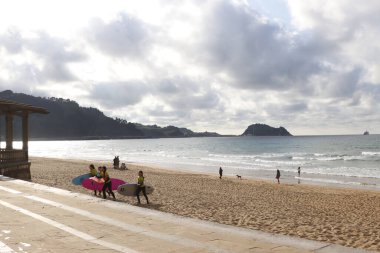 İspanya 'nın Zarautz kıyısındaki insanlar