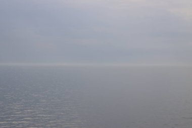 Denizde bulutlu bir gün