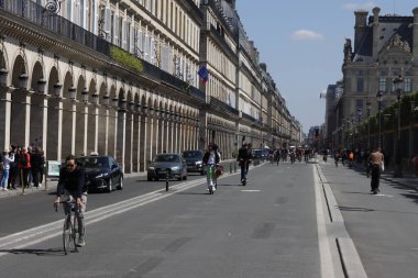 Biking in the city of Paris