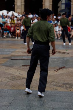 Sokakta Bask halk dansı festivali