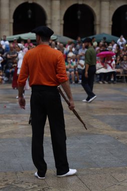 Sokakta Bask halk dansı festivali