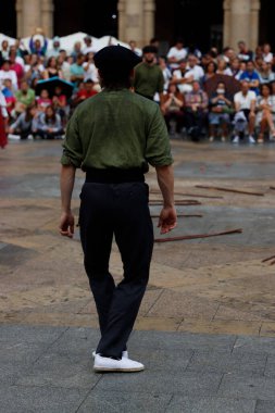 Sokakta Bask halk dansı festivali