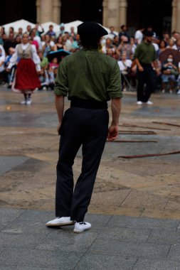 Sokakta Bask halk dansı festivali