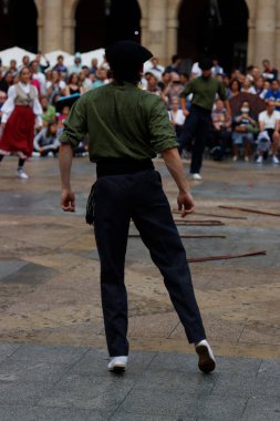 Sokakta Bask halk dansı festivali