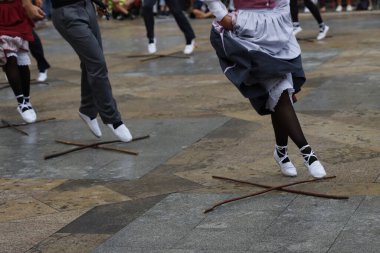 Sokakta Bask halk dansı festivali