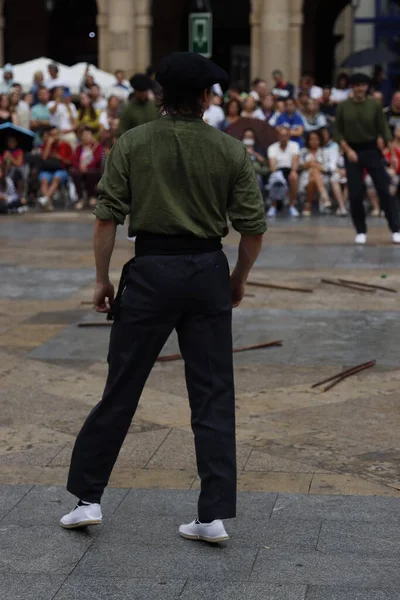 Sokakta Bask halk dansı festivali