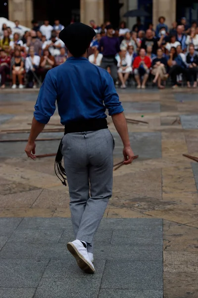 Sokakta Bask halk dansı festivali