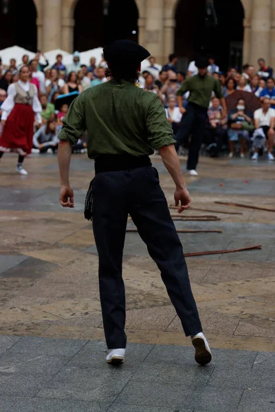 Sokakta Bask halk dansı festivali