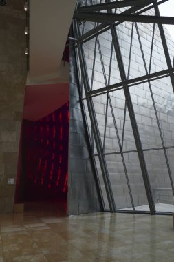 Bilbao 'da modern bir binanın içinde.