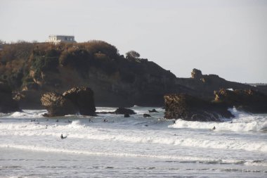 Biarritz sahilinde sörf yapmak.