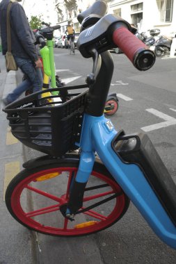 Kentsel bir ortamda bisiklet sürmek