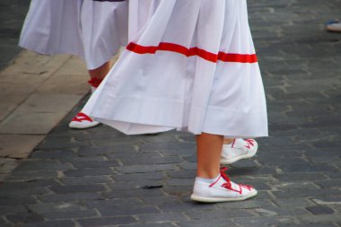 Bir sokak festivalinde Bask halk dansı sergisi