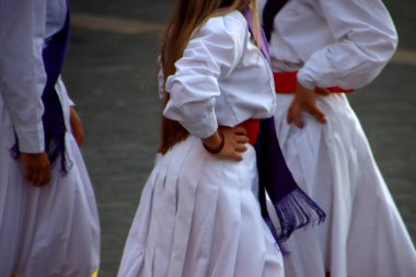 Bir sokak festivalinde Bask halk dansı sergisi