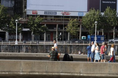 Bilbao şehir merkezinde bir yaz günü