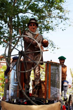 Festival sırasında sokak tiyatrosu