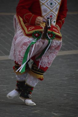 Açık hava festivalinde Bask halk dansı sergisi