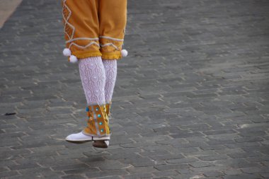 Açık hava festivalinde Bask halk dansı sergisi