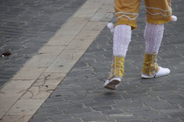 Açık hava festivalinde Bask halk dansı sergisi