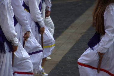 Açık hava festivalinde Bask halk dansı sergisi
