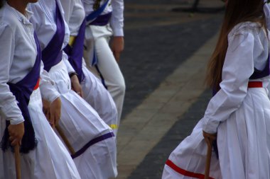 Açık hava festivalinde Bask halk dansı sergisi
