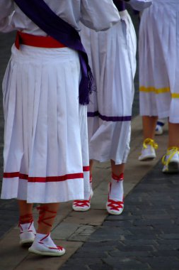 Açık hava festivalinde Bask halk dansı sergisi