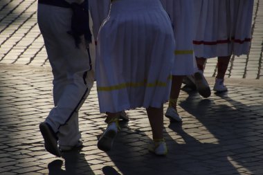 Açık hava festivalinde Bask halk dansı sergisi