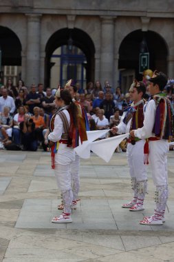 Bir sokak festivalinde Bask halk dansı