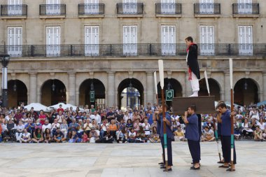 Bir sokak festivalinde Bask halk dansı