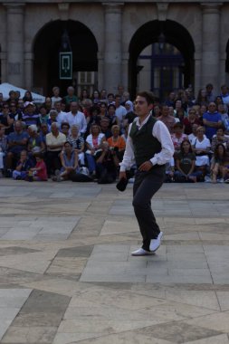 Bir sokak festivalinde Bask halk dansı