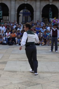 Bir sokak festivalinde Bask halk dansı