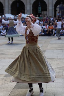 Bir sokak festivalinde Bask halk dansı