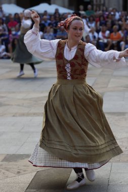 Bir sokak festivalinde Bask halk dansı