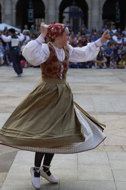 Bir sokak festivalinde Bask halk dansı
