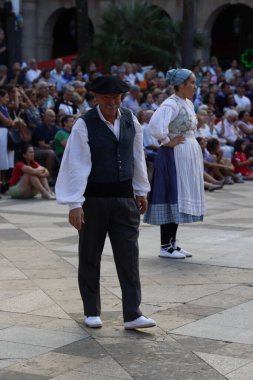 Bir sokak festivalinde Bask halk dansı