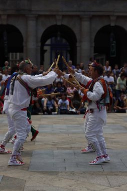 Bir sokak festivalinde Bask halk dansı