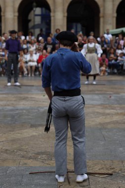 Sokakta Bask halk dansı festivali