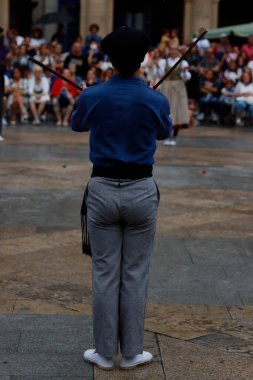 Sokakta Bask halk dansı festivali
