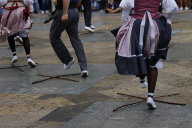 Sokakta Bask halk dansı festivali